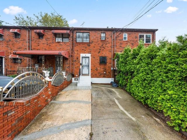  3 BR,  3.00 BTH &nbsp;Single family style home in East New York