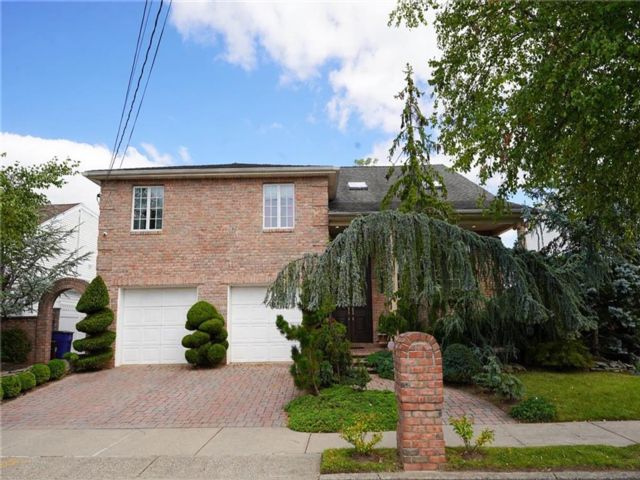  4 BR,  4.00 BTH &nbsp;Single family style home in Richmondtown