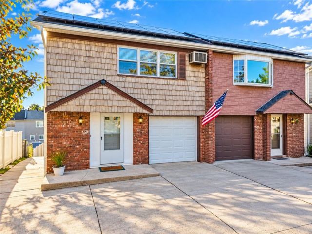  5 BR,  4.00 BTH &nbsp;Multi-family style home in Great Kill