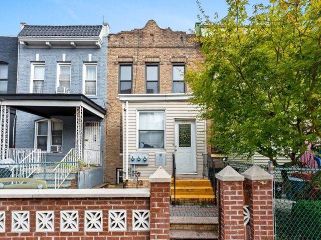  5 BR,  3.00 BTH &nbsp;Multi-family style home in East Flatbush
