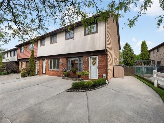  3 BR,  2.00 BTH &nbsp;Condominium style home in Arden Heights