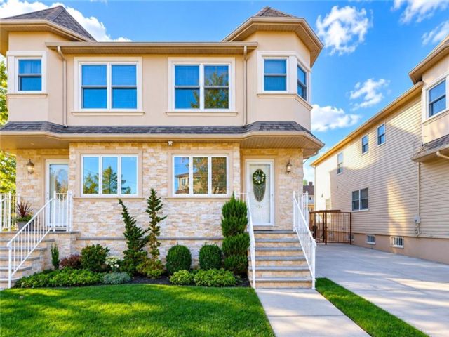  3 BR,  4.00 BTH &nbsp;Single family style home in Midland Beach