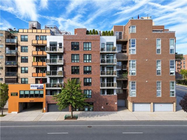  3 BR,  2.00 BTH &nbsp;Condominium style home in Sheepshead Bay