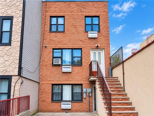  5 BR,  5.00 BTH &nbsp;Multi-family style home in Bushwick
