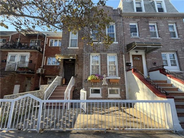  4 BR,  0.00 BTH &nbsp;Multi-family style home in Bensonhurst