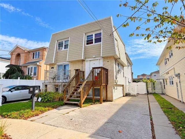  3 BR,  2.00 BTH &nbsp;Single family style home in Arrochar