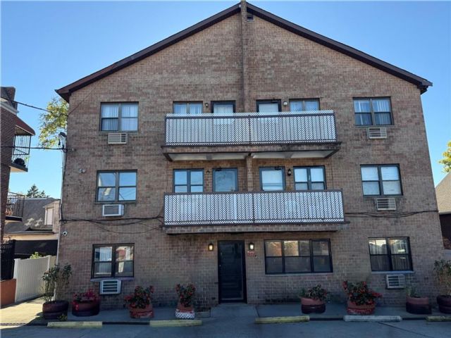 1 BR,  1.00 BTH &nbsp;Condominium style home in Canarsie