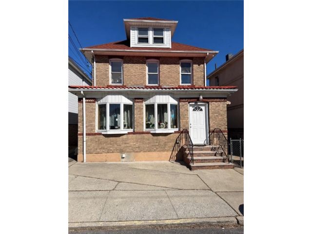  6 BR,  3.00 BTH &nbsp;Multi-family style home in Arrochar