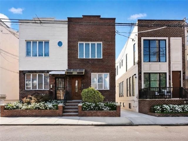  4 BR,  3.00 BTH &nbsp;Multi-family style home in Gravesend