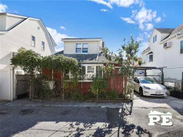  3 BR,  2.00 BTH &nbsp;Single family style home in Gerritsen Beach