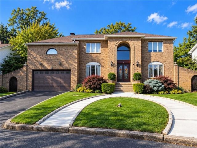  5 BR,  5.00 BTH &nbsp;Multi-family style home in Tottenville