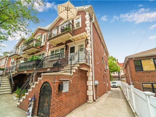  3 BR,  2.00 BTH &nbsp;Condominium style home in Bensonhurst