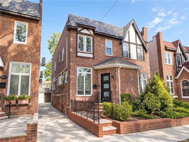  3 BR,  2.00 BTH &nbsp;Single family style home in Marine Park