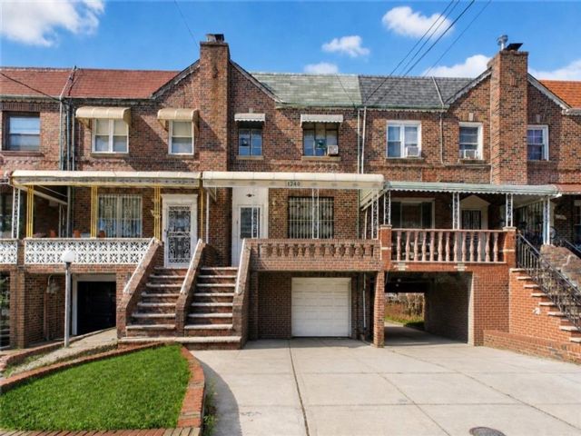 3 BR,  2.00 BTH &nbsp;Single family style home in Flatlands