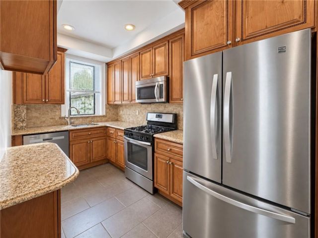  3 BR,  1.00 BTH &nbsp;Multi-family style home in Crown Heights