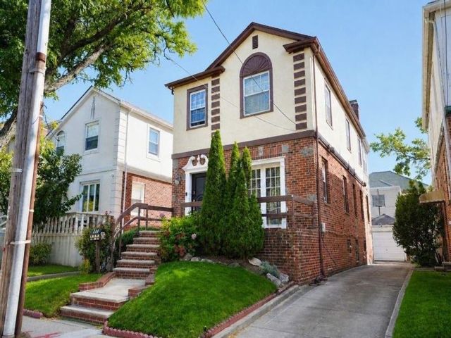  4 BR,  4.00 BTH &nbsp;Single family style home in Manhattan Beach