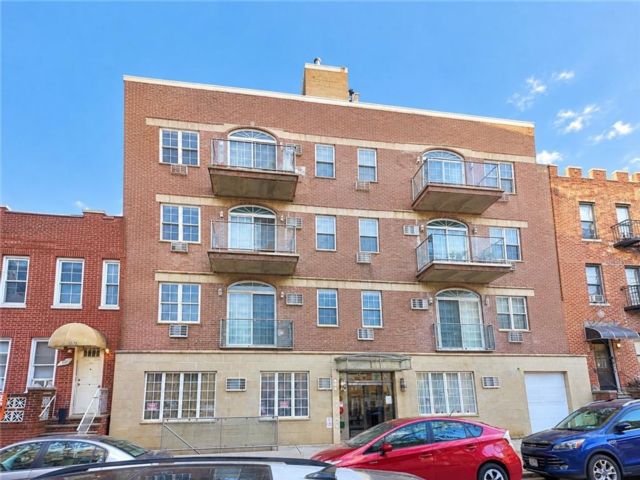  3 BR,  2.00 BTH &nbsp;Condominium style home in Bensonhurst
