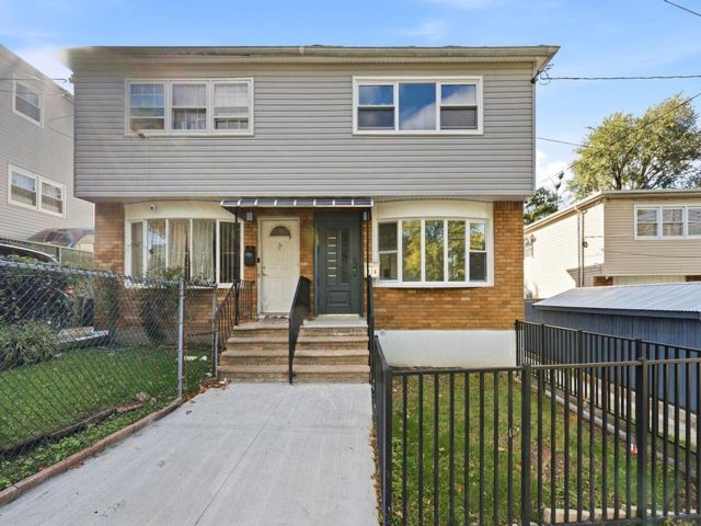  3 BR,  3.00 BTH &nbsp;Single family style home in Clifton