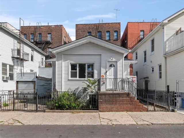  4 BR,  0.00 BTH &nbsp;Multi-family style home in Brighton Beach