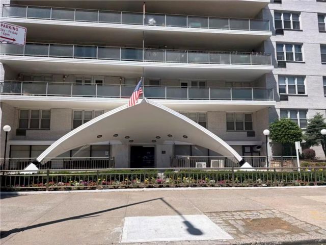  1 BR,  1.00 BTH &nbsp;Co-op style home in Kensington