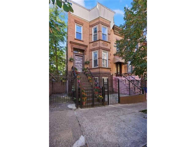  6 BR,  0.00 BTH &nbsp;Multi-family style home in Sunset Park