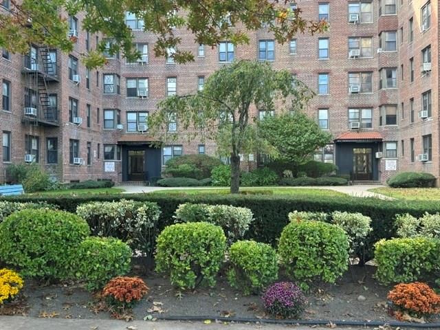  1 BR,  1.00 BTH &nbsp;Co-op style home in Marine Park