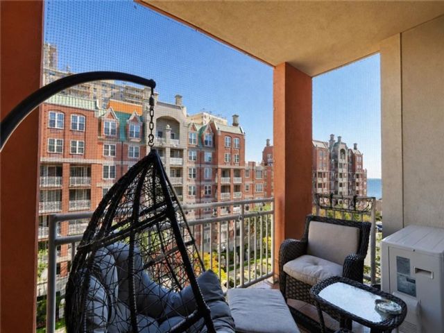  2 BR,  3.00 BTH &nbsp;Condominium style home in Brighton Beach
