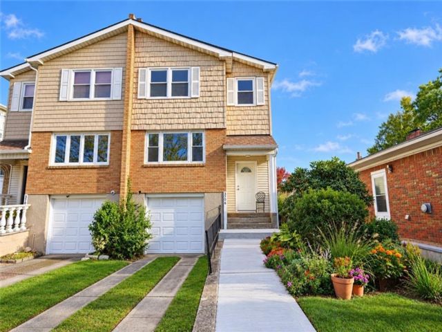  4 BR,  3.00 BTH &nbsp;Single family style home in Bay Terrace
