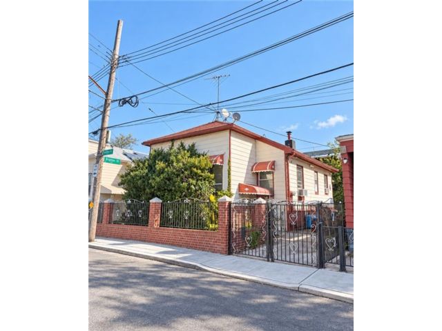  5 BR,  3.00 BTH &nbsp;Single family style home in Brighton Beach