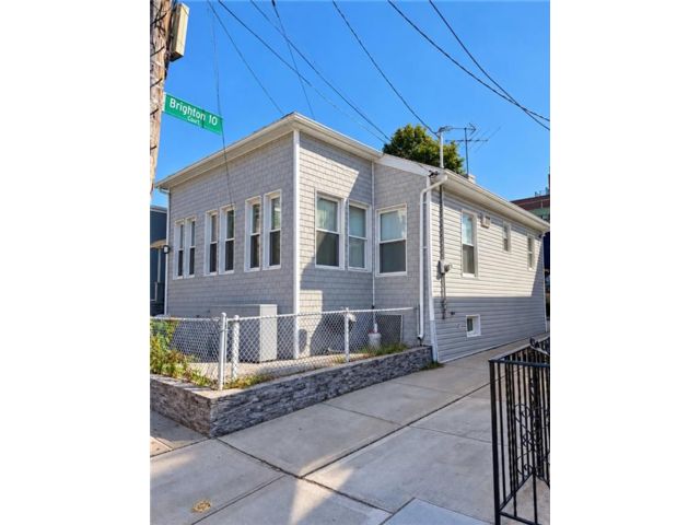  5 BR,  2.00 BTH &nbsp;Single family style home in Brighton Beach