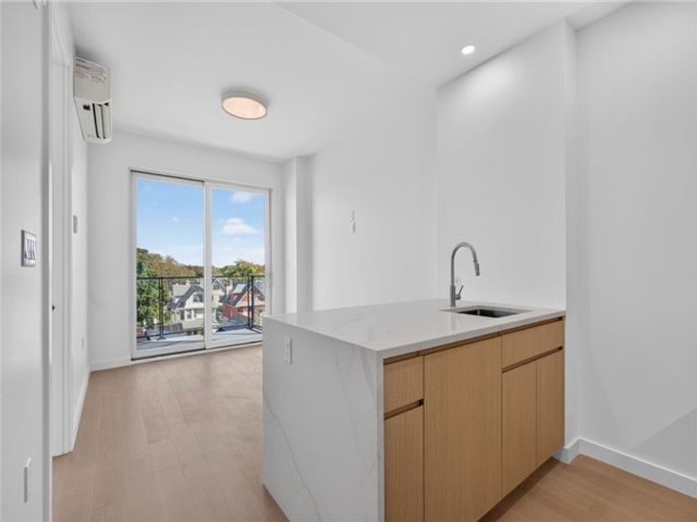  1 BR,  1.00 BTH &nbsp;Condominium style home in Midwood