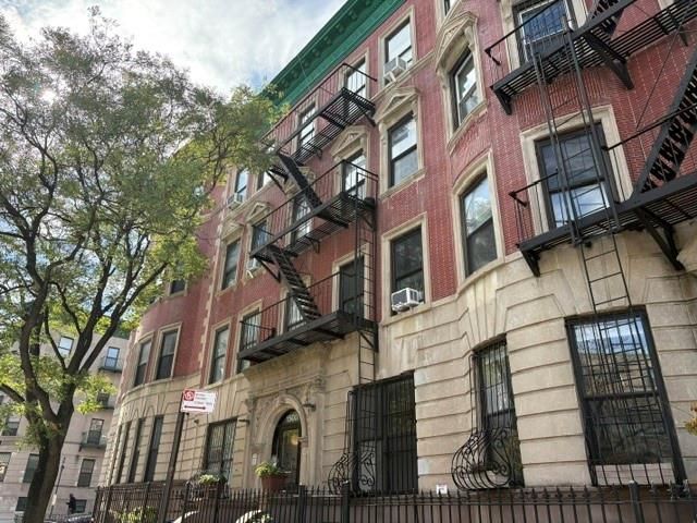  3 BR,  2.00 BTH &nbsp;Condominium style home in Crown Heights