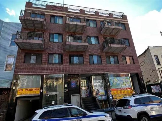  2 BR,  1.00 BTH &nbsp;Condominium style home in Sunset Park