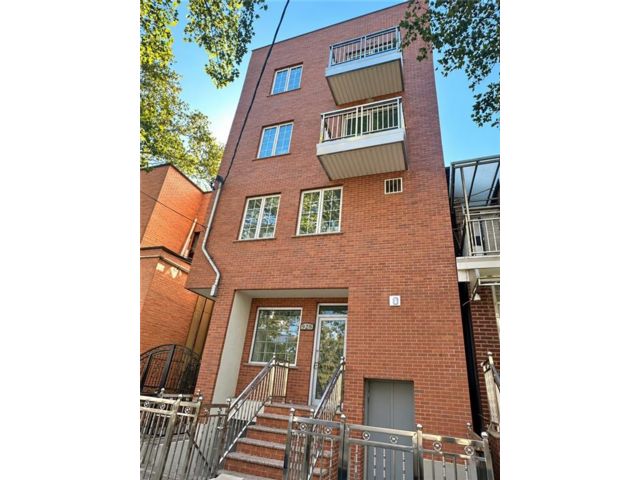  2 BR,  1.00 BTH &nbsp;Condominium style home in Sunset Park