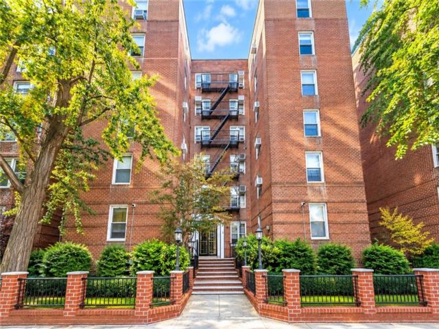  2 BR,  1.00 BTH &nbsp;Co-op style home in Kensington