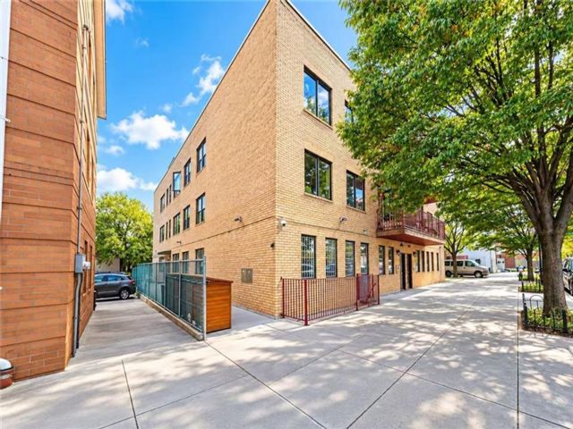  2 BR,  1.00 BTH &nbsp;Condominium style home in Bath Beach