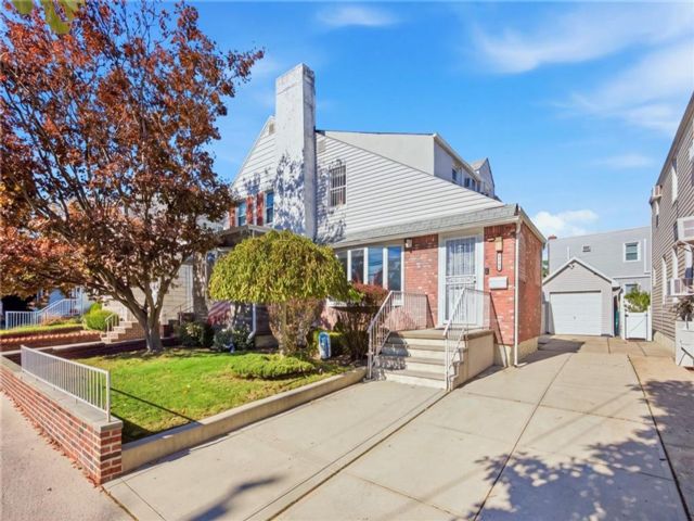  3 BR,  3.00 BTH &nbsp;Single family style home in Marine Park