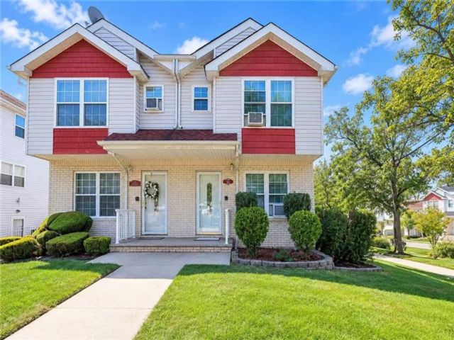  3 BR,  3.00 BTH &nbsp;Single family style home in Castleton Corner