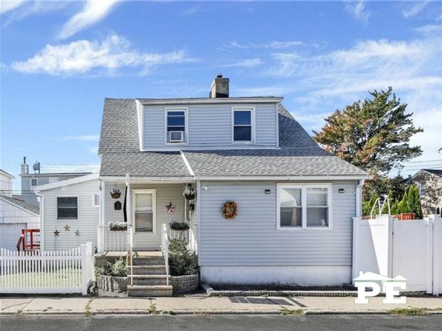  4 BR,  2.00 BTH &nbsp;Single family style home in Gerritsen Beach