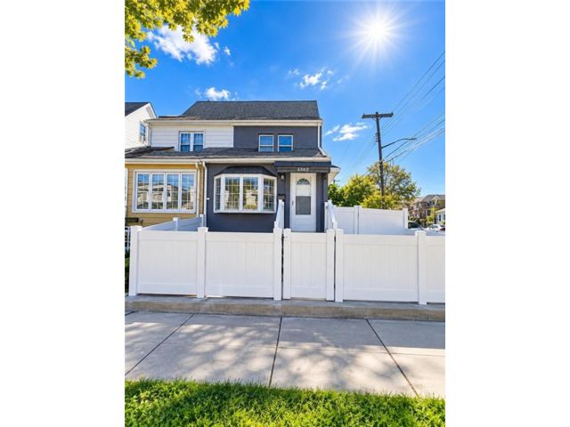  3 BR,  2.00 BTH &nbsp;Single family style home in Flatlands