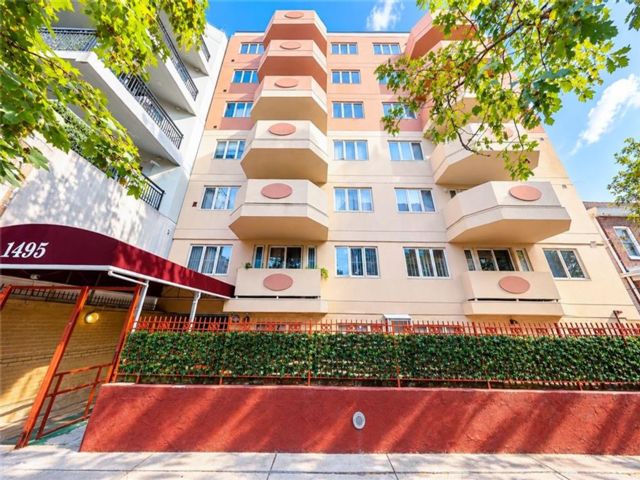  2 BR,  2.00 BTH &nbsp;Condominium style home in Midwood