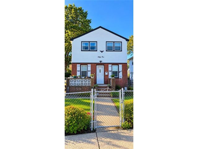  4 BR,  2.00 BTH &nbsp;Single family style home in North Valley Stream