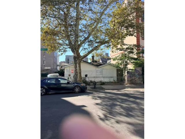 Lot <b>Size:</b>  &nbsp;Residential style home in Brighton Beach