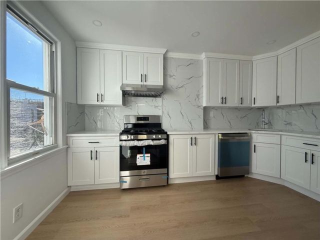 7 BR,  0.00 BTH &nbsp;Multi-family style home in Gravesend