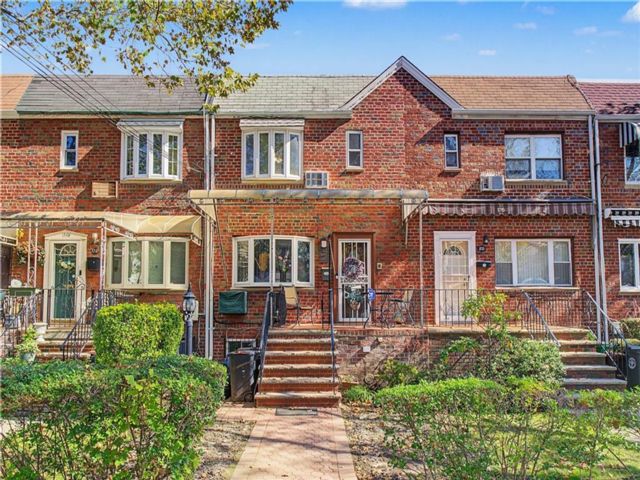  3 BR,  2.00 BTH &nbsp;Single family style home in Old Mill Basin