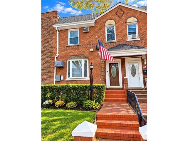  3 BR,  2.00 BTH &nbsp;Single family style home in Bath Beach
