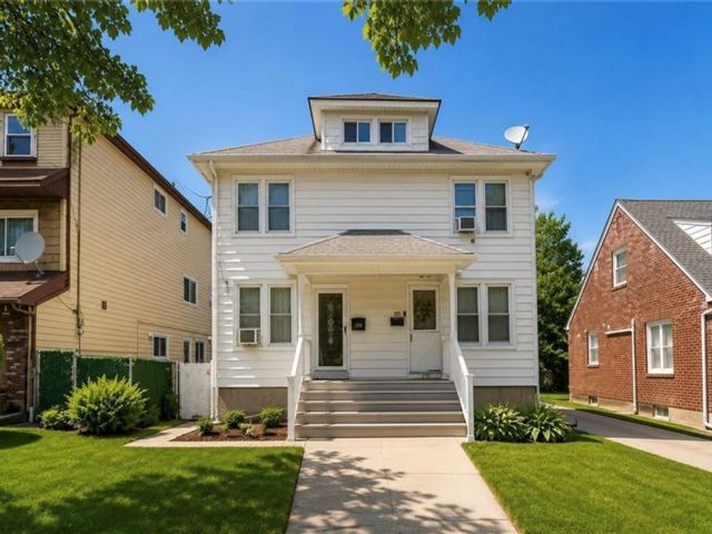  2 BR,  2.00 BTH &nbsp;Single family style home in Dongan Hills-colony