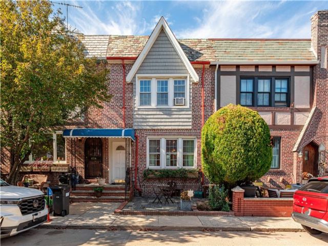  3 BR,  2.00 BTH &nbsp;Single family style home in Bay Ridge