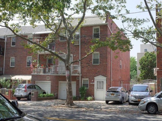  8 BR,  3.00 BTH &nbsp;Multi-family style home in Bensonhurst