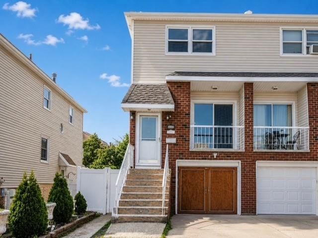  4 BR,  3.00 BTH &nbsp;Single family style home in Great Kill